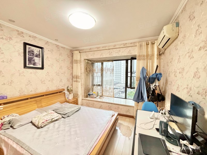 合景领峰大四房九楼以上,带装修满五  多套有钥