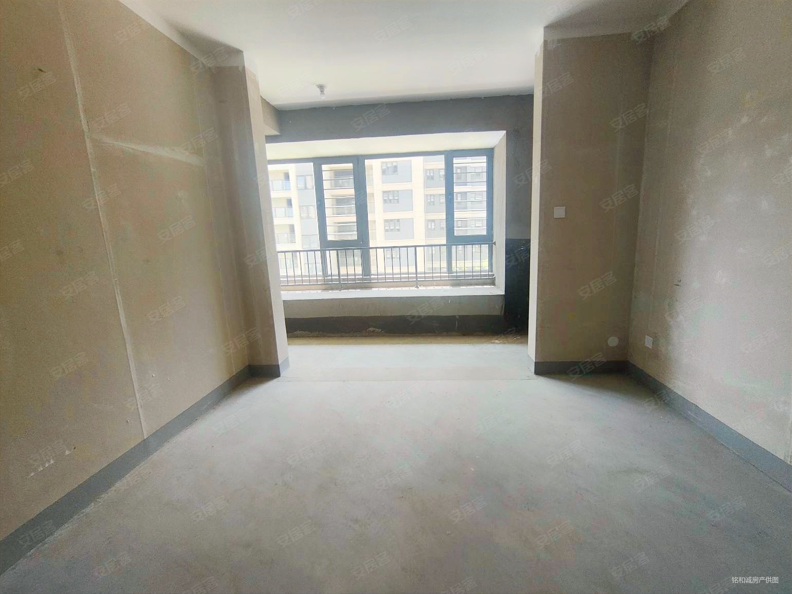 即墨首创南区 禧悦学府 105平套三双卫 毛坯房 现房 地暖