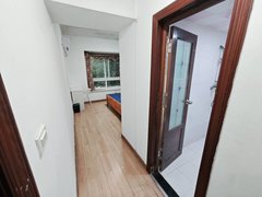 重庆九龙坡杨家坪滩子口轻轨站，精装主卧带卫，业主出国，急租可月付出租房源真实图片