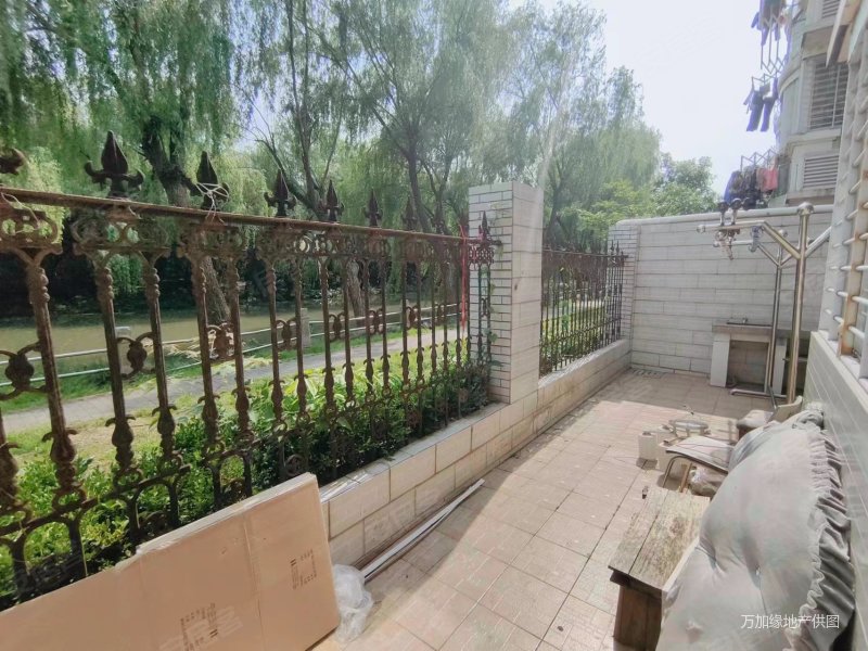昌鑫花园降了 降了一楼送花园 满五年 带个固定车位 不靠马路,昌鑫花