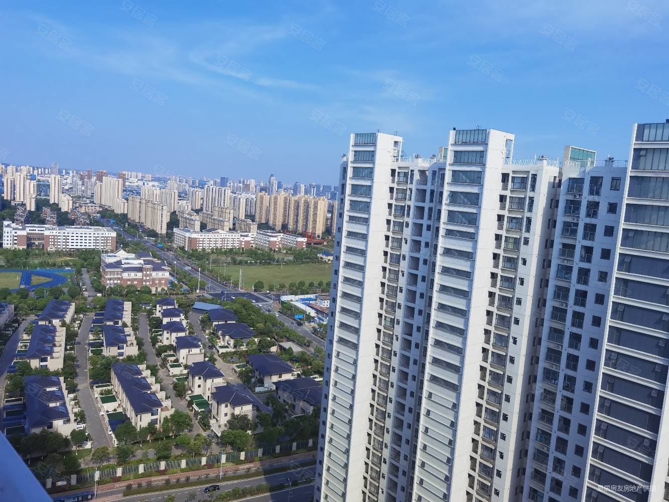 姑苏裕沁庭次顶楼一路之隔是工人文化宫近地铁