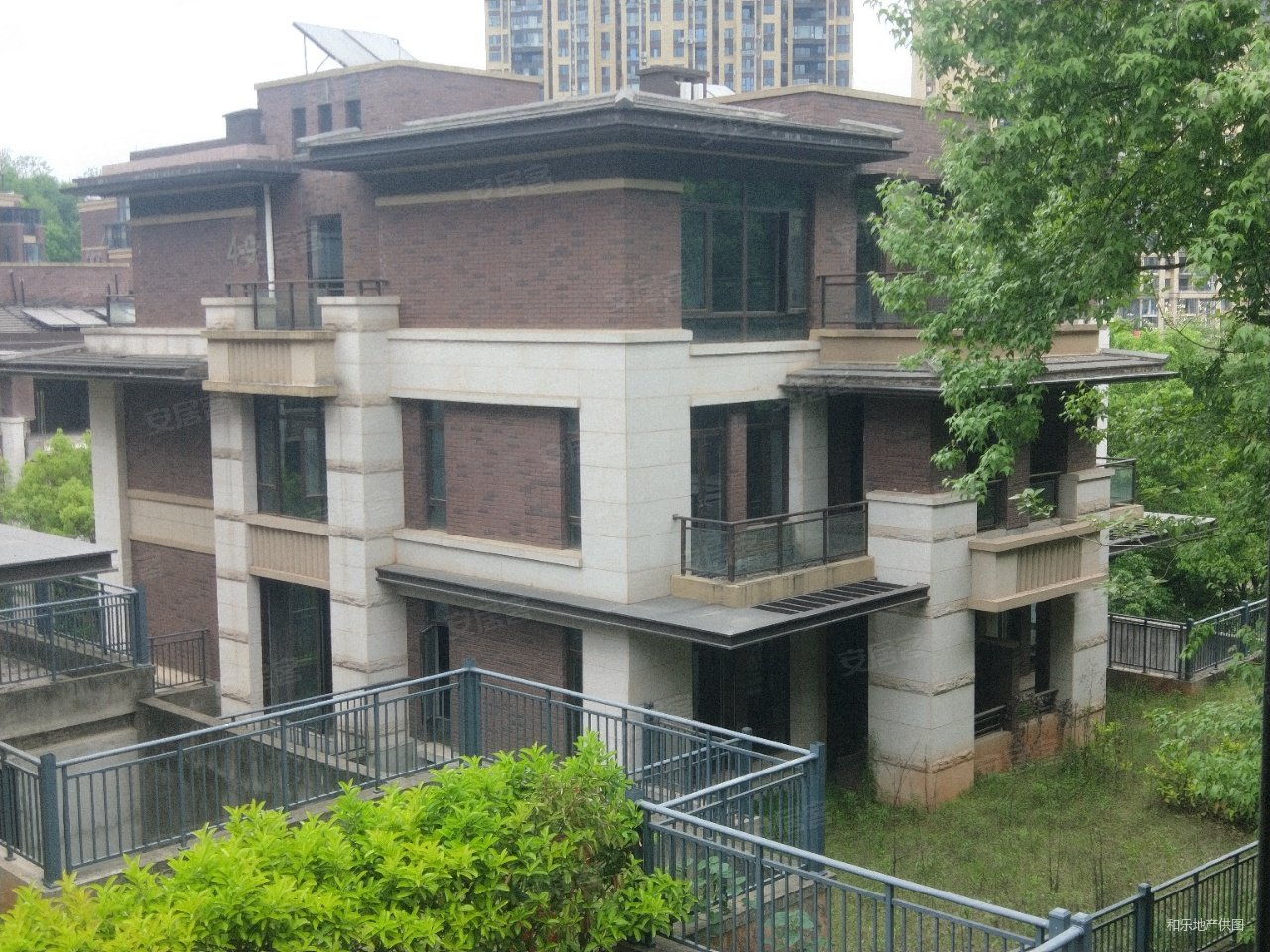 中航城国际社区(南区别墅)5室2厅4卫221.43㎡南北530万