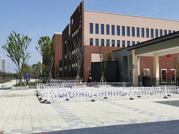 苏州吴江运东大运河府学校附近,河府,精装修4房2厅2卫2800月,河景房.