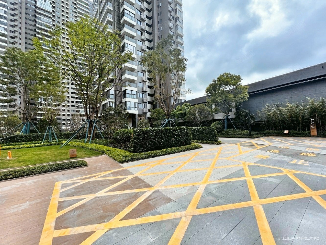 保利领秀广场4室2厅2卫113.14㎡南北125万