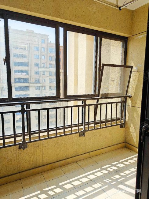 滨江裕花园次新小区南北通两房双阳台此价格只卖一周