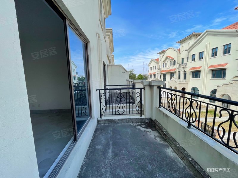 世茂天玺湾 联排别墅 有天有地  四层户型已经改造好带车位