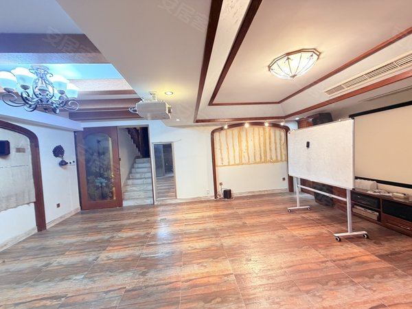 金华婺城湖海塘保集蓝郡(别墅)保集蓝郡别墅4层豪装自住会配家具实景更好看好谈出租房源真实图片