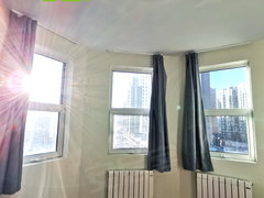 小房大爱公寓圆形窗户采光好 临近地铁2号线 提供网络 有厨房