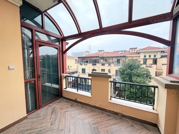 金华婺城湖海塘保集蓝郡(别墅)保集蓝郡别墅4层豪装自住会配家具实景更好看好谈出租房源真实图片