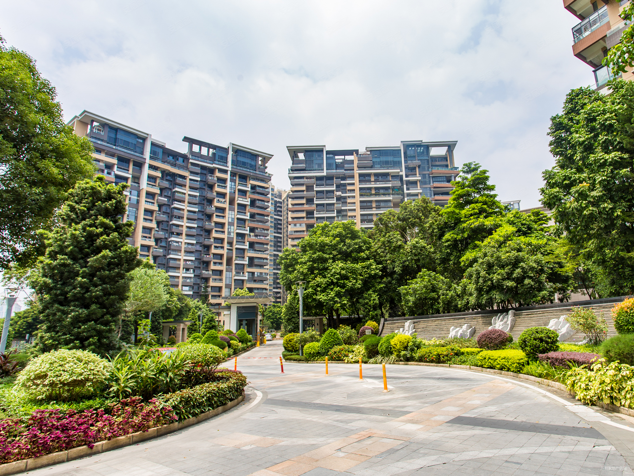 奕翠园4室2厅3卫243.84㎡南北580万