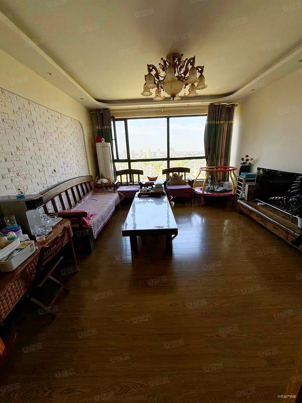 山水泉城,精装修三室,带车位,可以直接入住