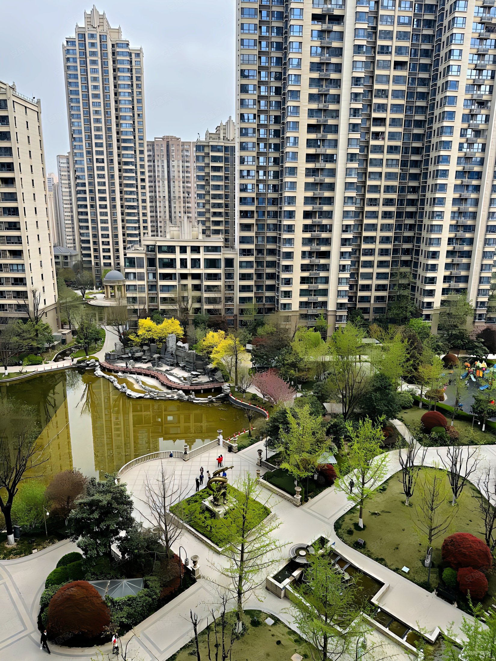 曲江龙邸临地铁交通便利板楼小区绿化高