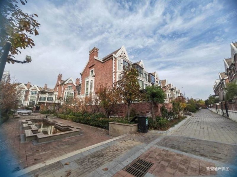 随时看房,鼎峰英伦花园二手房,720万,5室2厅,3卫,310平米