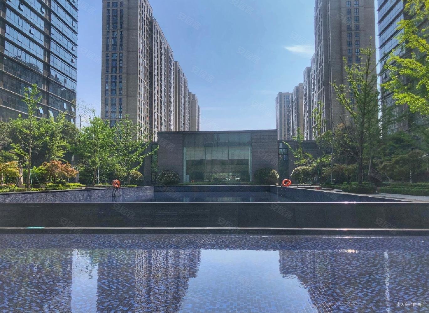 5号地铁换乘王 地铁口 绿城皇冠三期3方2卫 中高楼层,皇冠花园(三期)