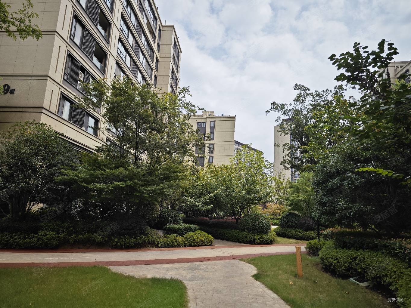 融创臻园三房两卫雨山路地铁口随时看房