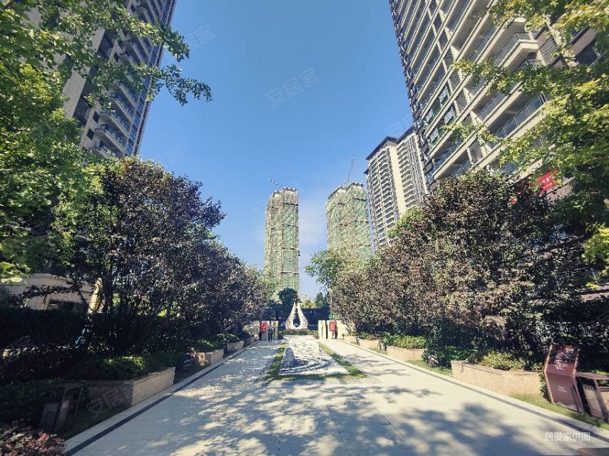 银河东湖雅居b区4室2厅2卫133㎡南北82万