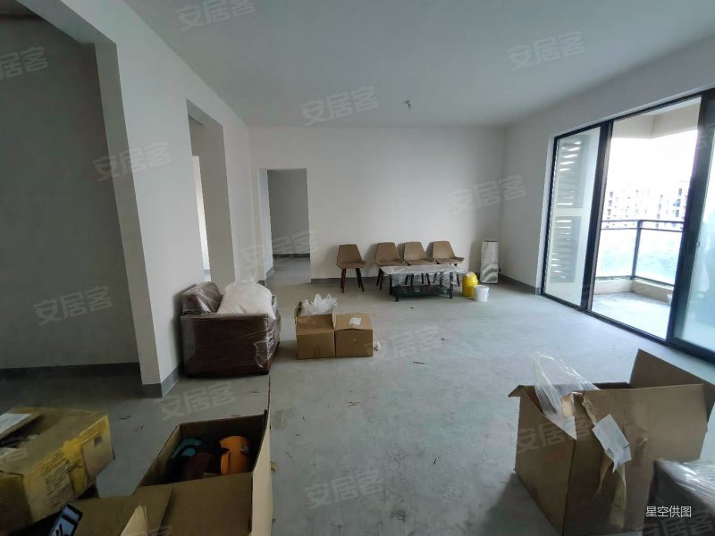 金辉尊域小区中间位置,横厅设计,比较安静,大润发地铁口