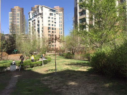 公交车站不足【生活配套】二期楼下就是华润万家超市 东面是澳龙广场