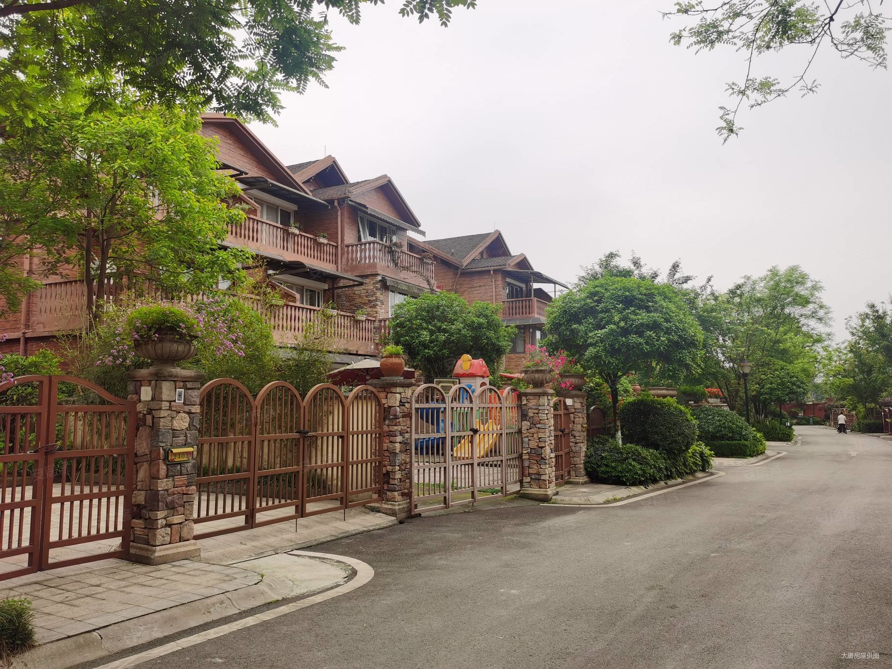 南北朝向 带电梯井,鹭岛青城山二手房,550万,4室2厅,4卫,246平米-成都