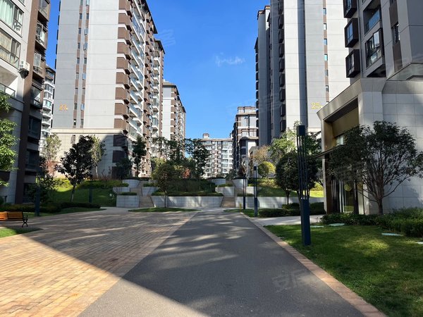 昆明五华高新区实地昆明花鹤翎普吉路 精装修三室 价格可以谈,拎包