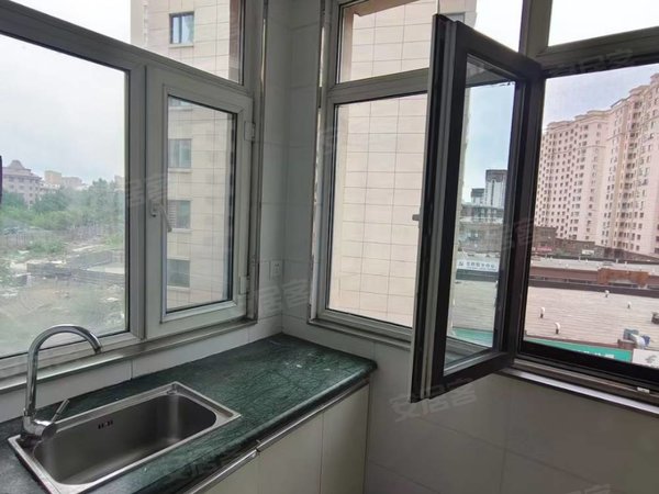 万达对面时代景城电梯5楼,两室一厅拎包入住,押一付一
