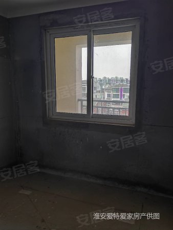 中梁南城上院4室2厅2卫141㎡南北112万