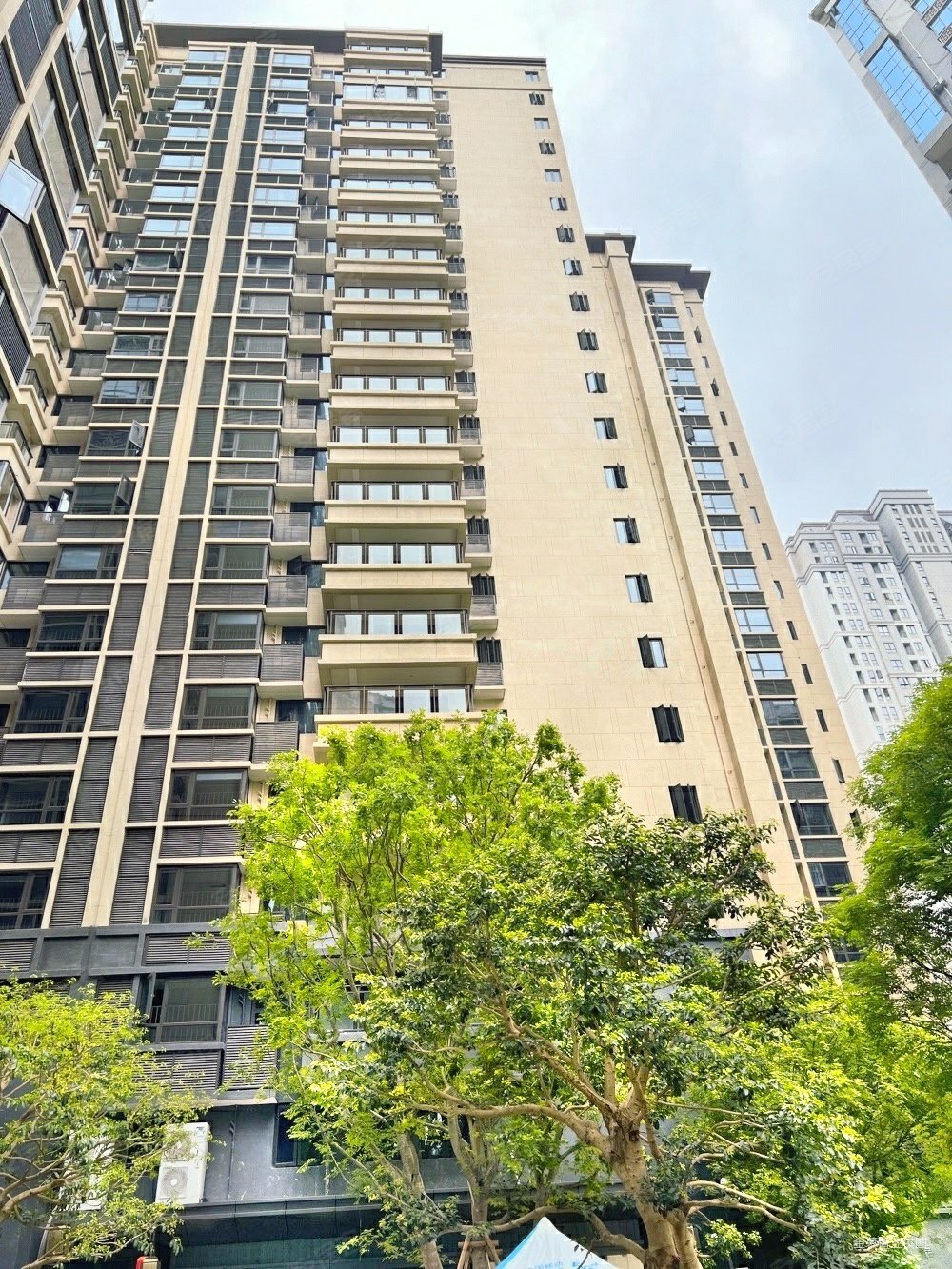 笋总部基地12000单价买两房地铁300米可公积金