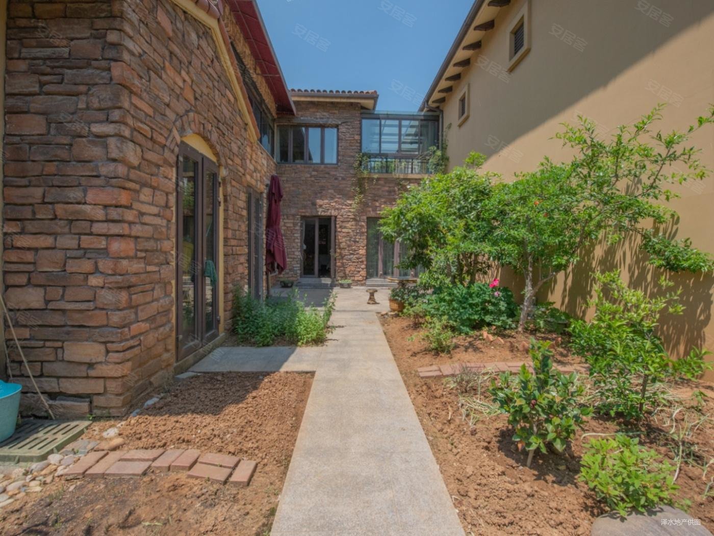 新湖仙林翠谷5室2厅4卫247.3㎡南北590万