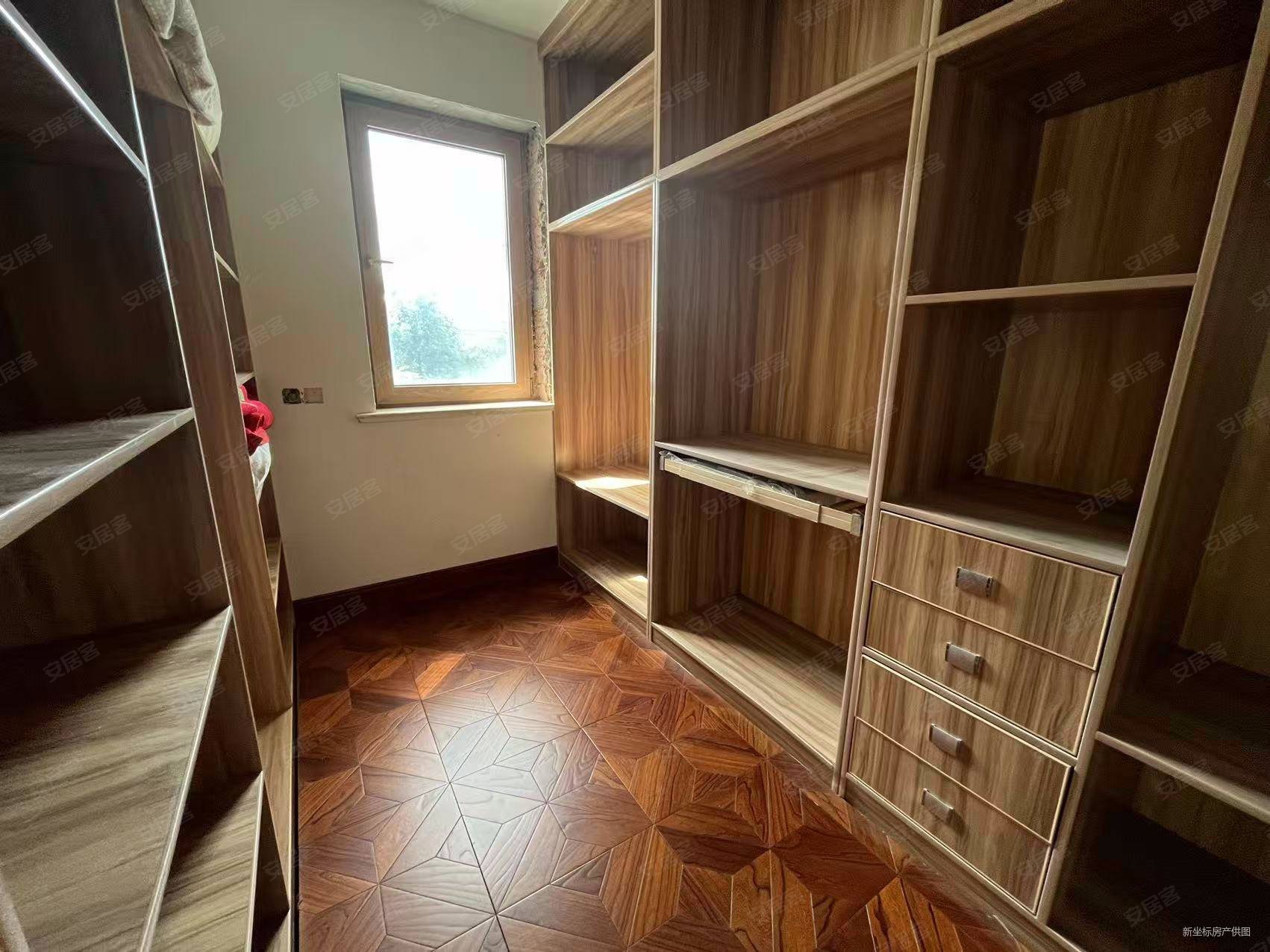 港岛花园联排别墅边户,装修了100多万,空关未住人,随时看房