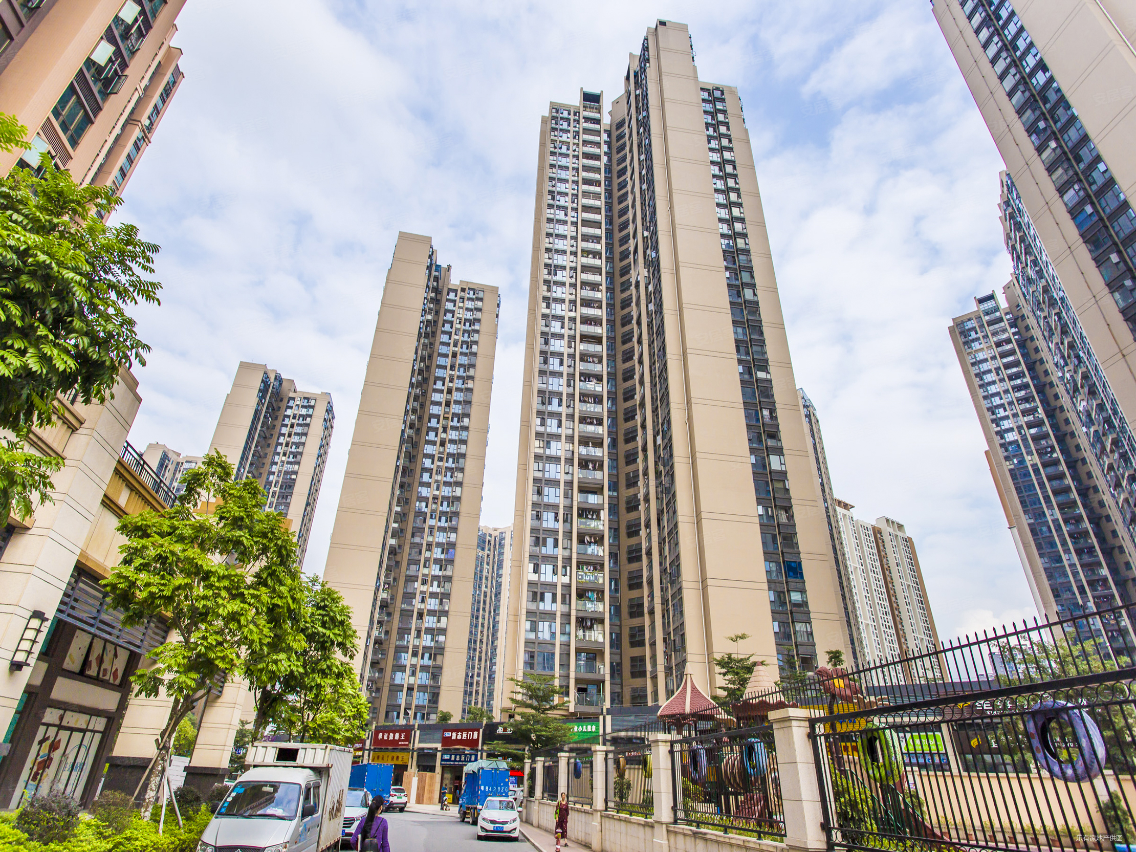 鸿荣源尚峰 朝南 车位充足 高楼层视野无遮挡 楼龄新