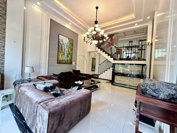 包头稀土高新区滨河大厦水岸花都水岸花都 300平精装叠拼别墅 带车库 带80平小院 拎包住出租房源真实图片