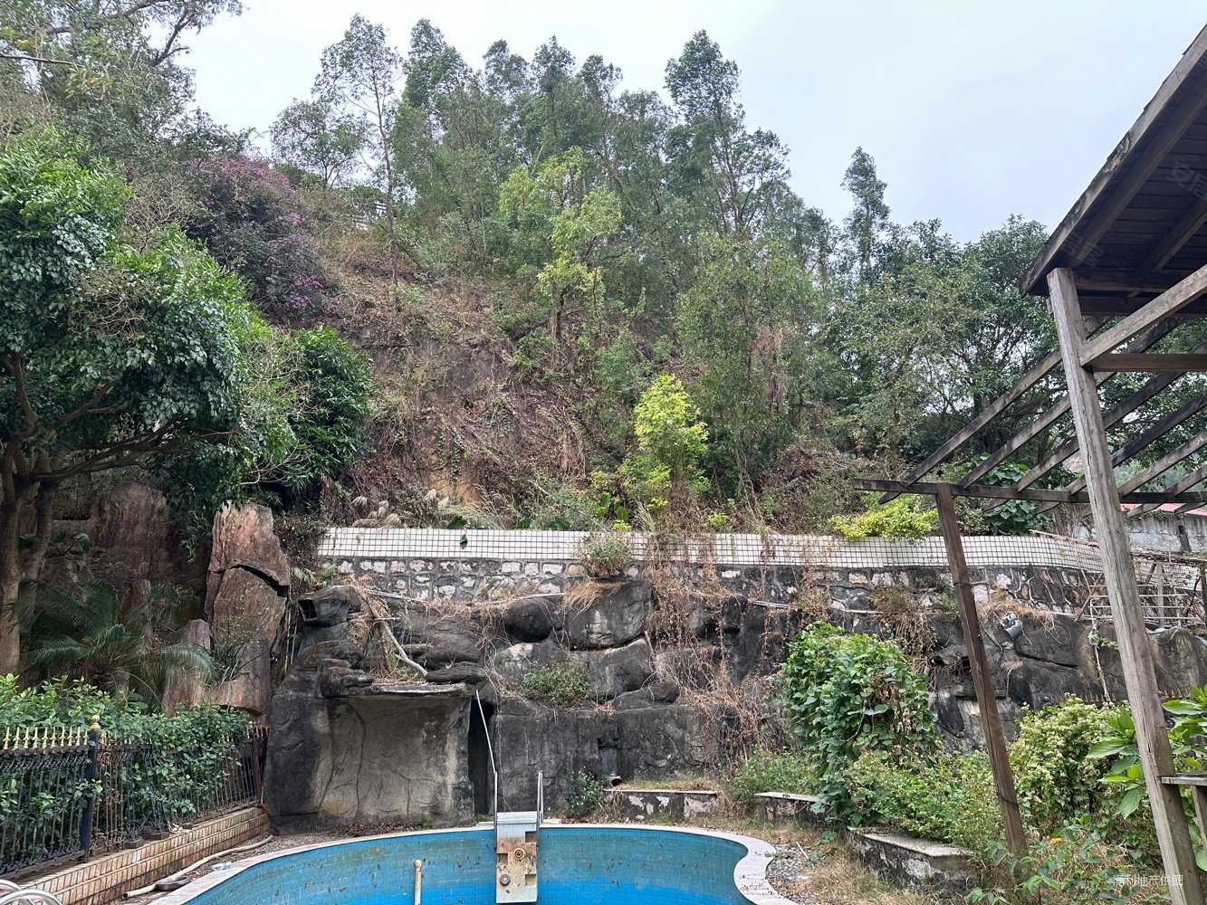 聚龙溪山庄5室2厅4卫250.57㎡南北1390万