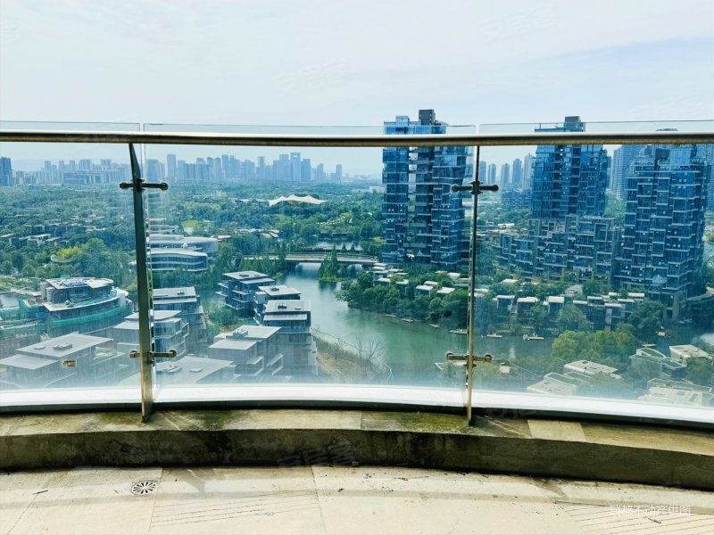 麓湖天玑幻影大平层!正看湖视野开阔!满二业主诚心出售!