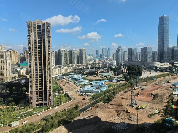 昆明西山前卫营润城5区万达旁 润城五区 全新精装4室 带车位 空房出租