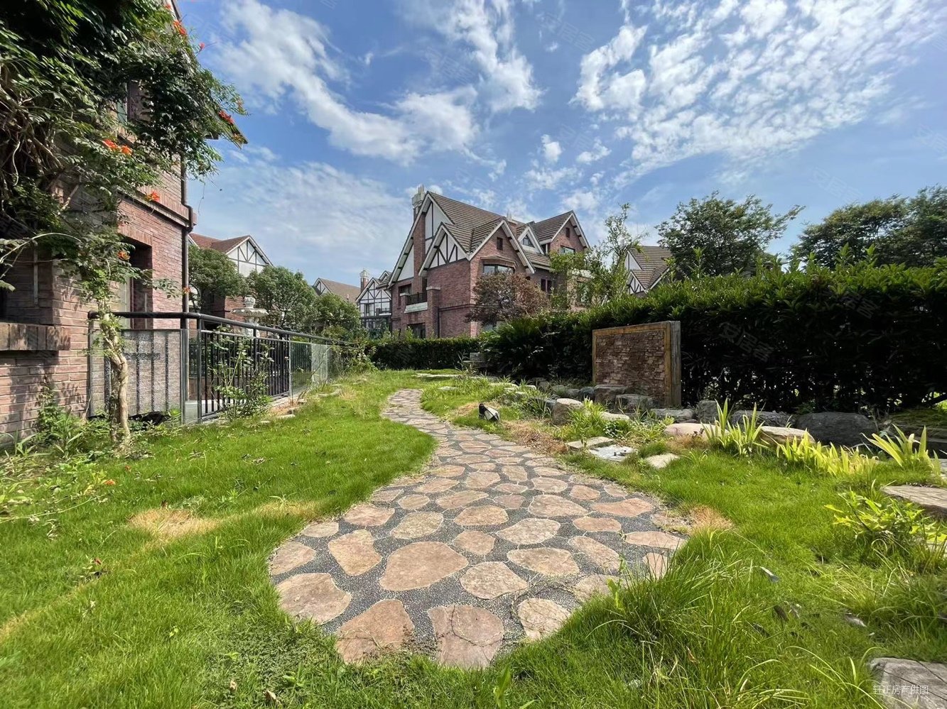 英郡小独栋精装修占地一亩左右业主现在价格调整诚心出售