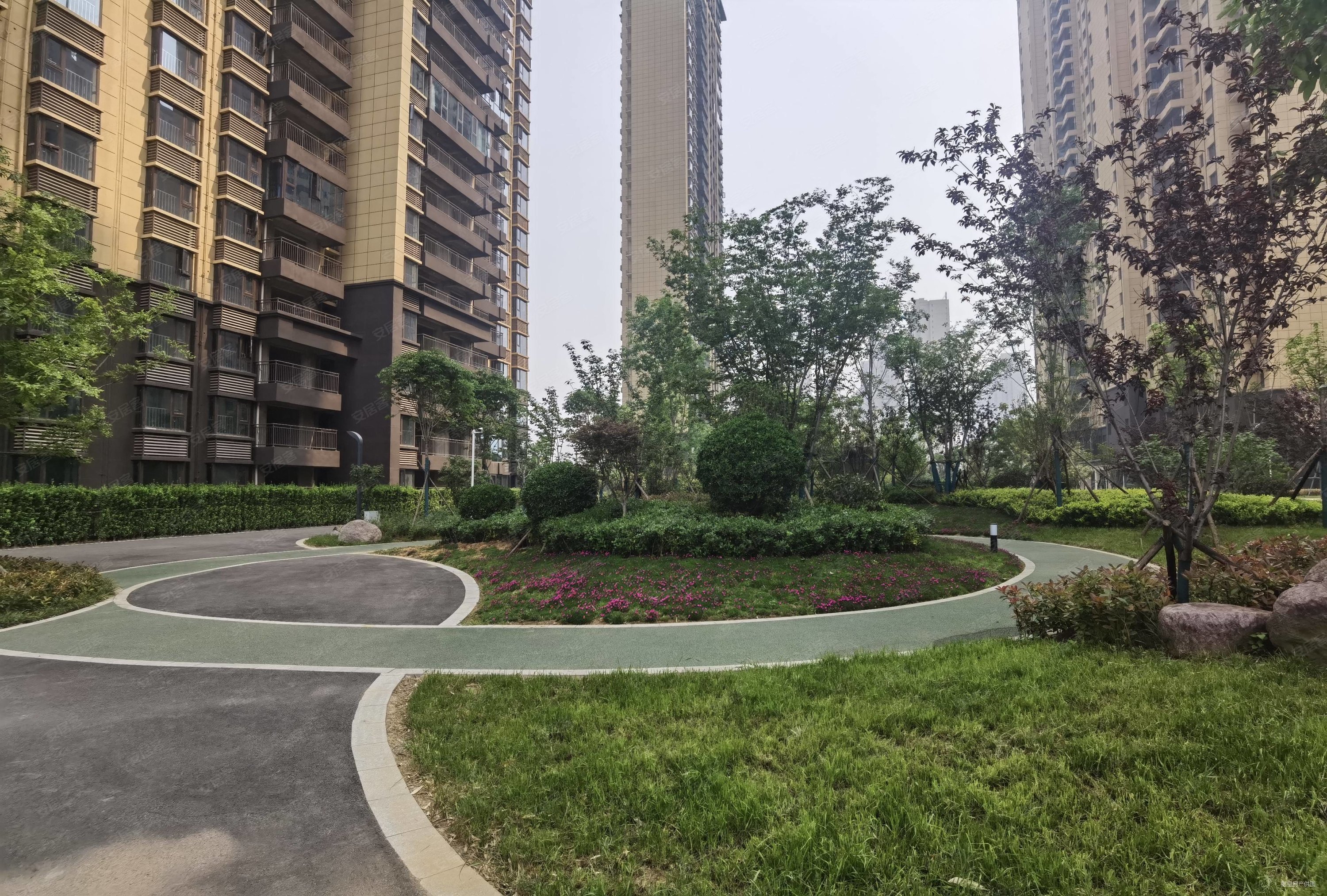 新上绿都旁带车位凌波苑公务员小区大四室送大阳台急售