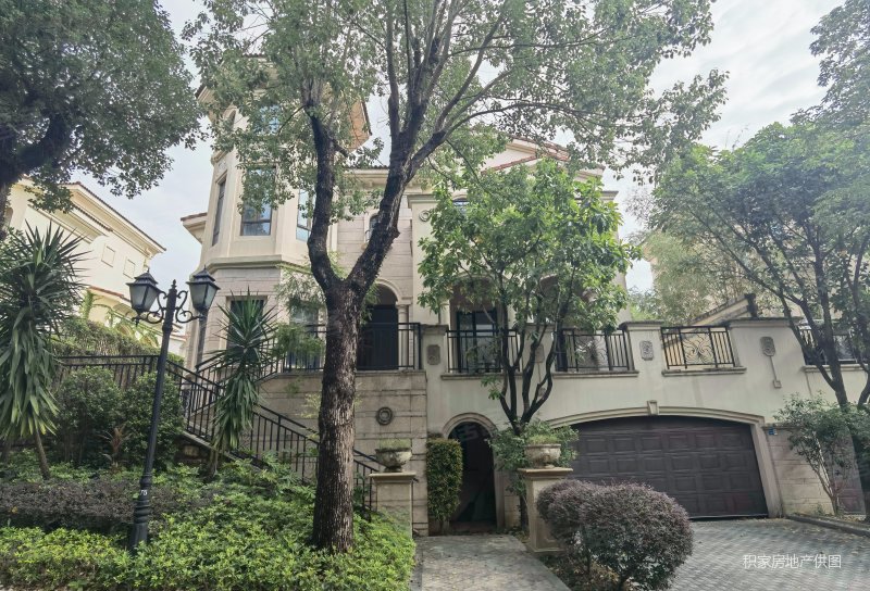 东莞南站旁,绿茵温莎堡独栋别墅,花园300平坐北朝南,诚心卖