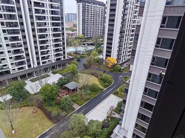 杭州临安临安城区苕溪学府临安热门小区苕溪学府电梯房,一梯一卡,安全