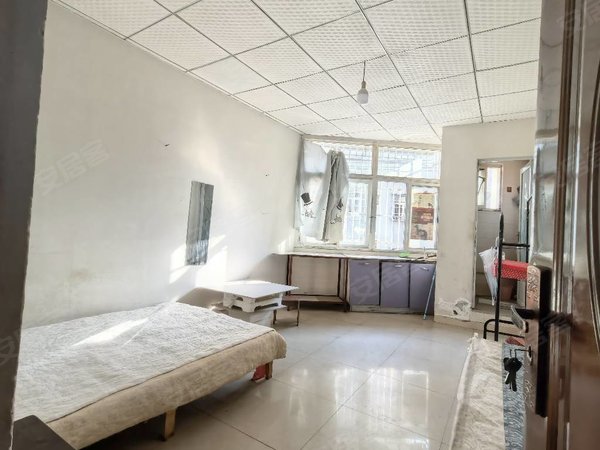 凉山西昌东部新城尤家屯安置小区唐园火把广场附近，有大型超市，附近有美食街，公交交通也方便出租房源真实图片