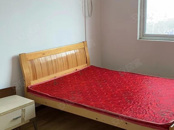 无锡宜兴宜城景湖人家(b区)景湖人家七楼,电梯房,三室一厅一卫,1500元