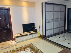 莱州城港路城港南路恒通市场附近，精装低楼层，带家具家电，。拎包入住出租房源真实图片