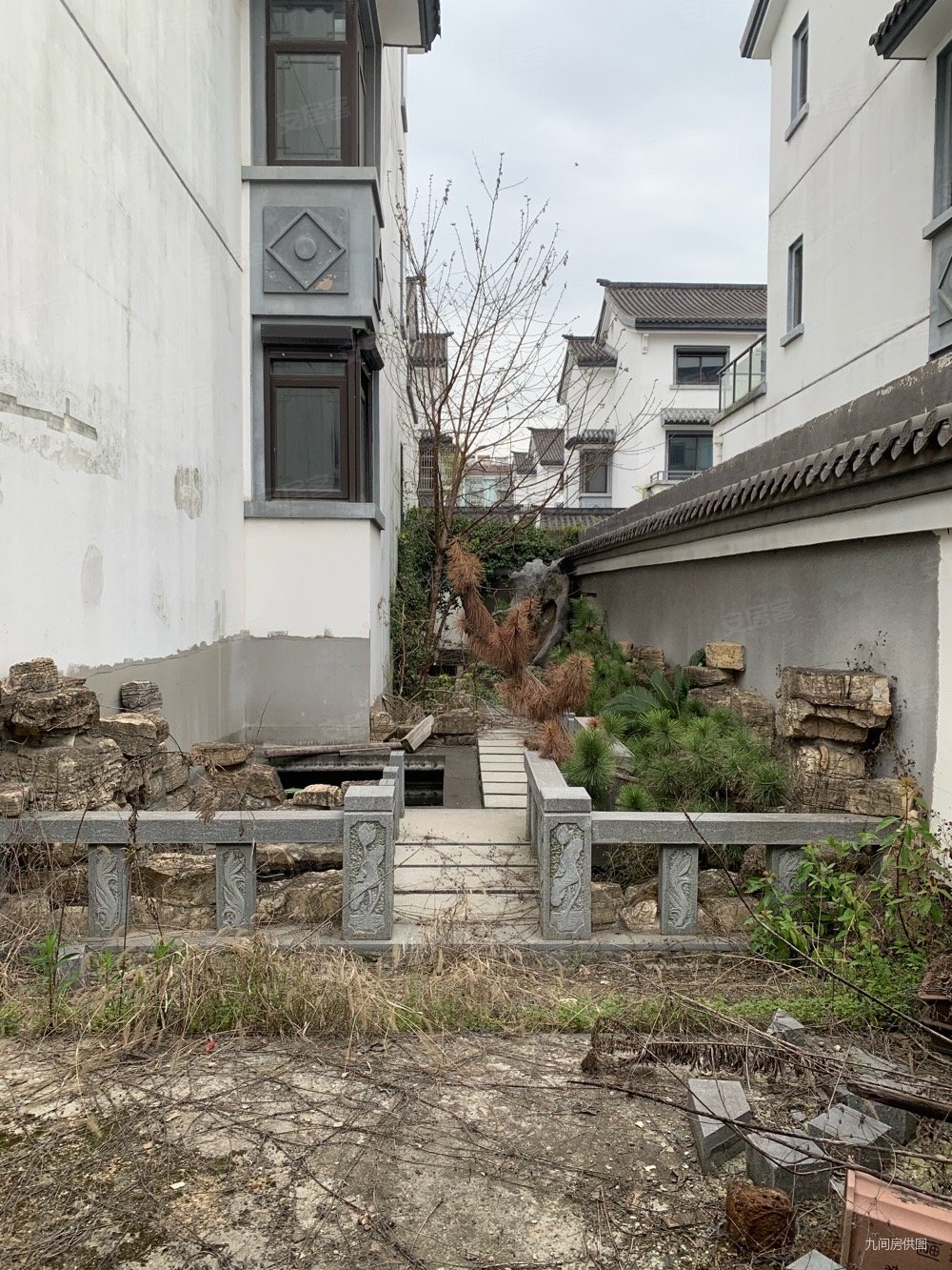 翰林苑(别墅)5室2厅4卫299㎡南240万