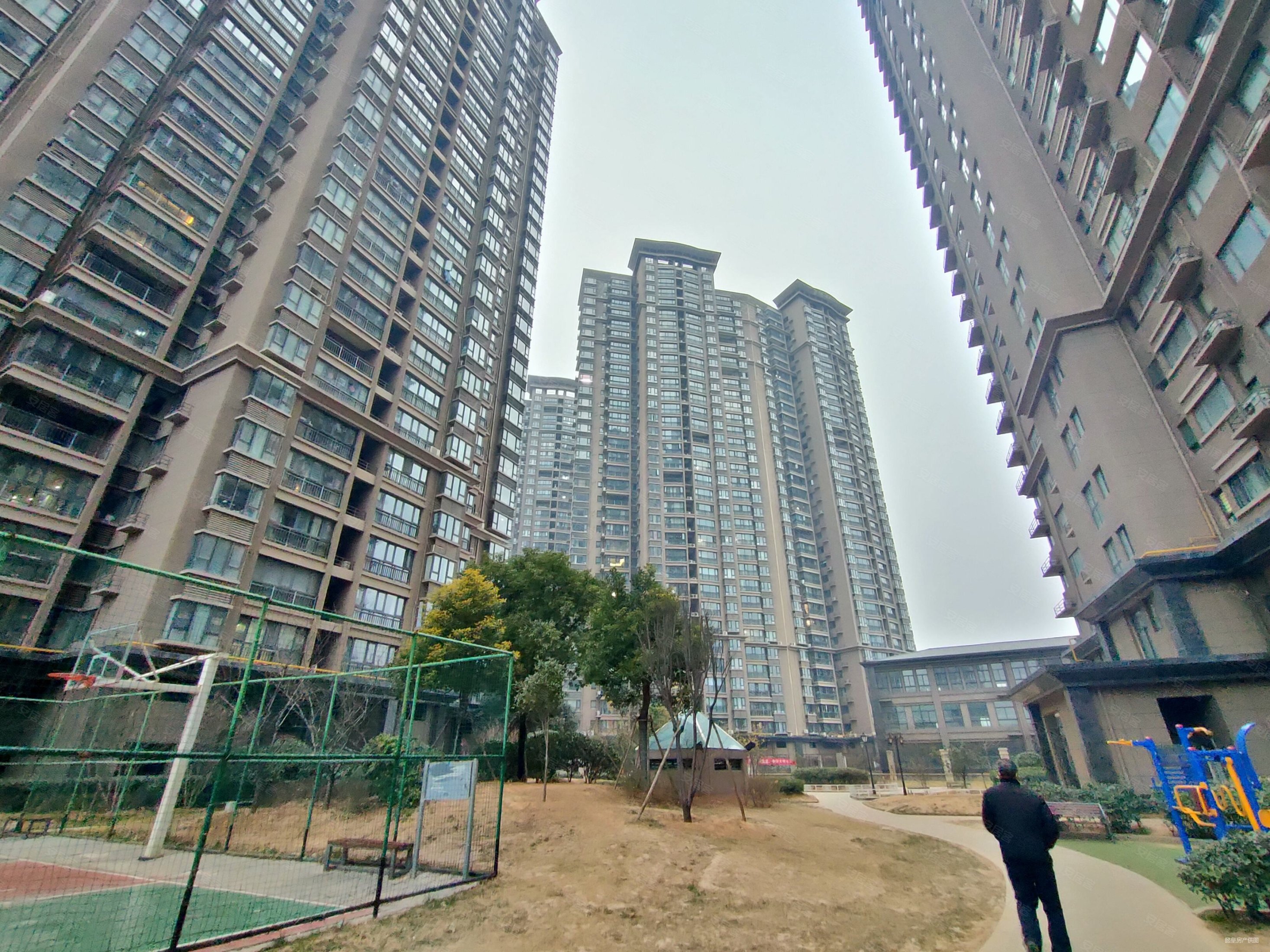 升龙广场天城一品电梯大四室均价6xxx满两年首符18月还3千