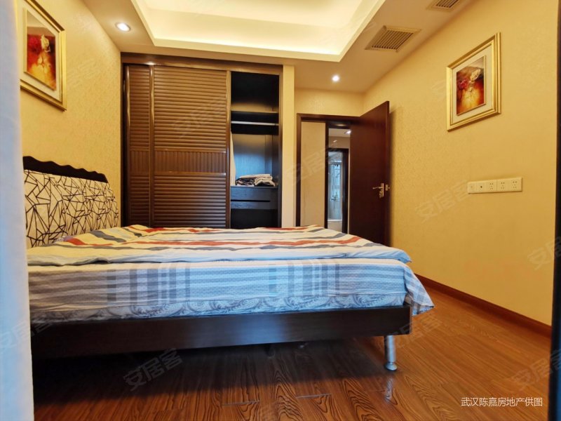 清江泓景  4室2厅2卫 小高层 有露台 证满 价格可以谈