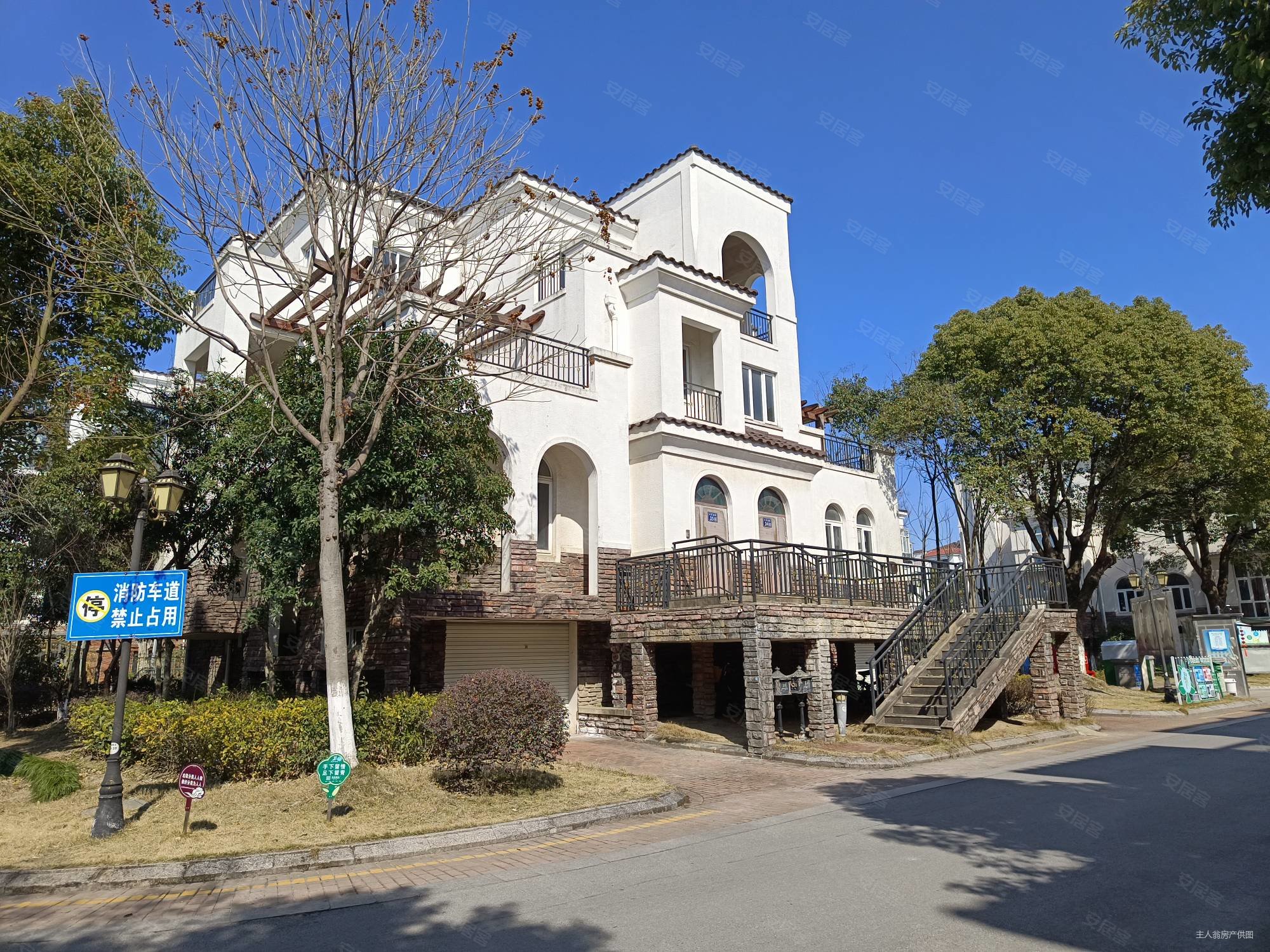 千灯逸墅4室2厅4卫259㎡南北450万