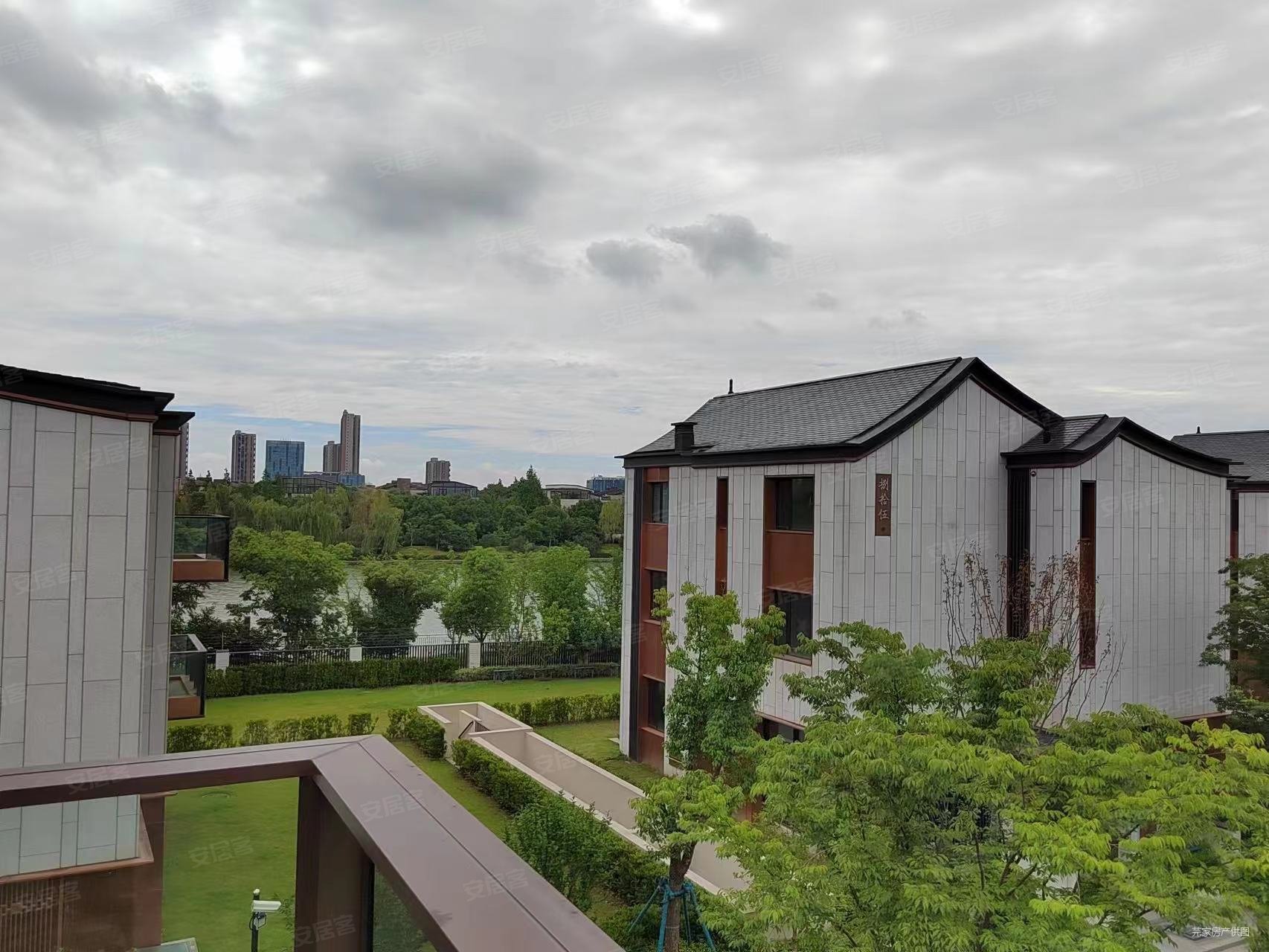 世茂铜雀台(龙胤)4室2厅4卫334.64㎡南北3350万