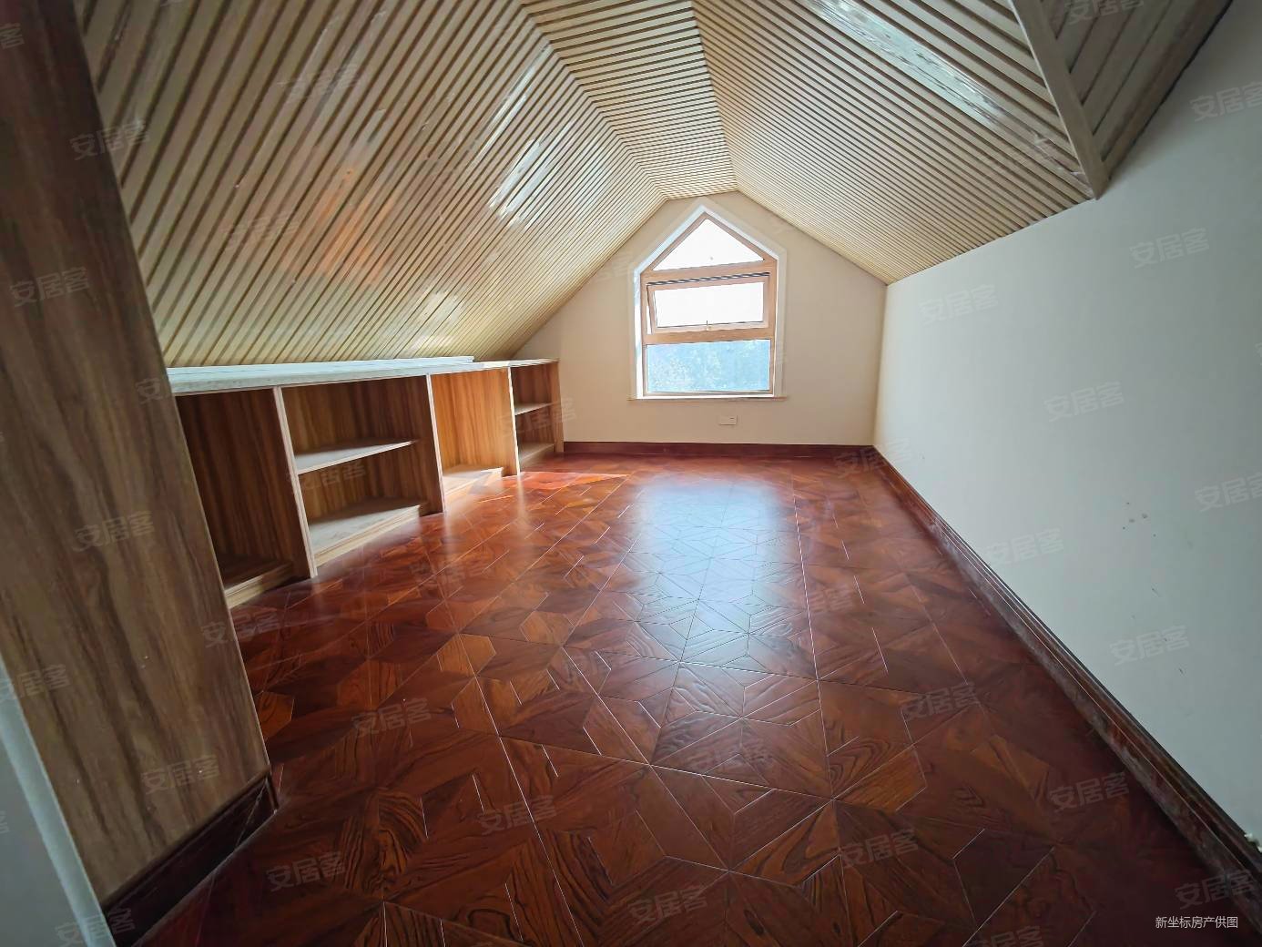 港岛花园联排别墅边户,装修了100多万,空关未住人,随时看房