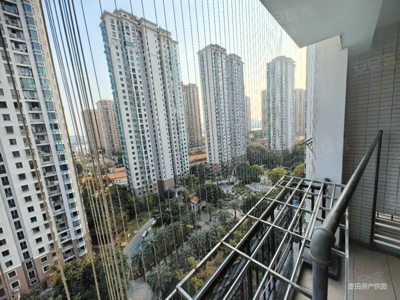 餐厅能摆12人圆桌东方名城新出3房2厅高楼层满两年