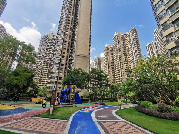 南宁兴宁区政府中海九玺吾悦广场旁,楼下那考河公园 地铁5号线,小区配