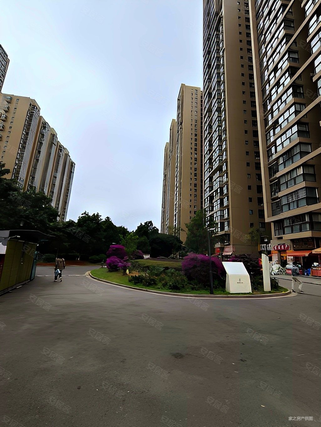 昆明市火车站旁边鑫都韵城电梯房精装修新小区环境